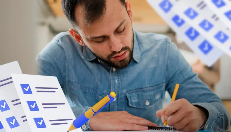 Homem escrevendo em caderno com documentos de checklist ao fundo.
