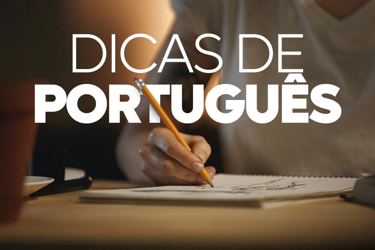 Pessoa escrevendo em um caderno com lápis