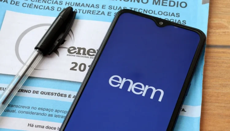 Imagem de celular com aplicativo Enem aberto sobre papel do exame.