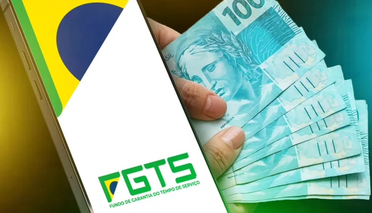 Imagem do aplicativo FGTS com uma mão segurando cédulas de R$ 100.