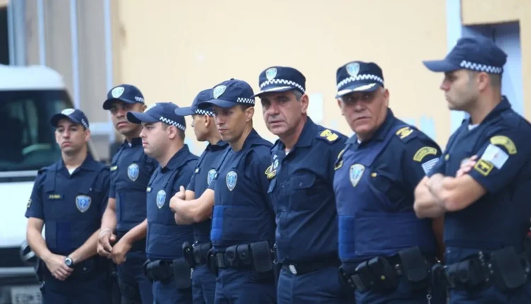 Guardas Municipais alinhados durante uma cerimônia de apresentação.