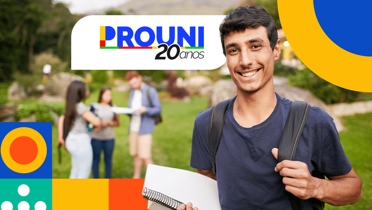 Jovem sorrindo com mochila em ambiente ao ar livre, simbolizando o acesso à educação