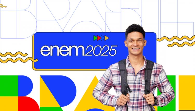 Jovem com mochila, sorrindo, e preparado para o ENEM 2025.