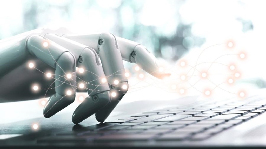 Mão robótica digitando em teclado com efeitos de conexão de dados