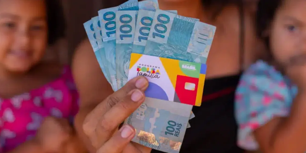 Cartão do Bolsa Família e dinheiro, representando o benefício financeiro.