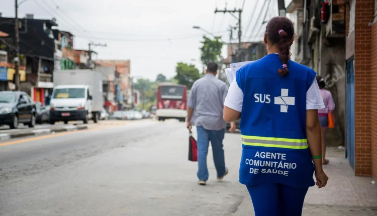 Agente Comunitário de Saúde atuando em campo, promovendo saúde nas comunidades urbanas.