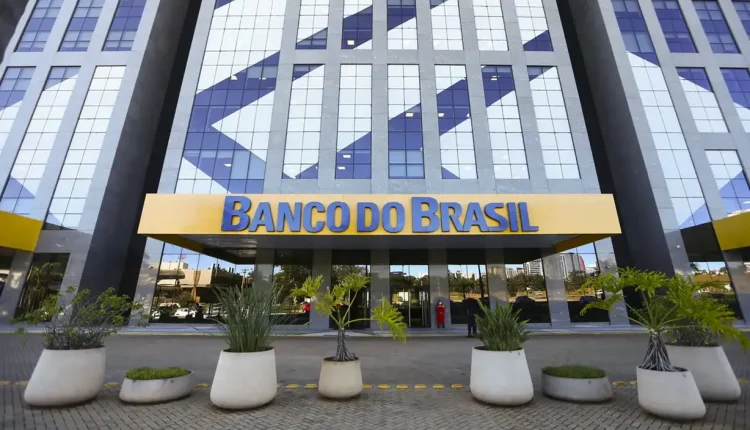 Imagem da fachada do Banco do Brasil, com o nome da instituição em destaque na entrada.