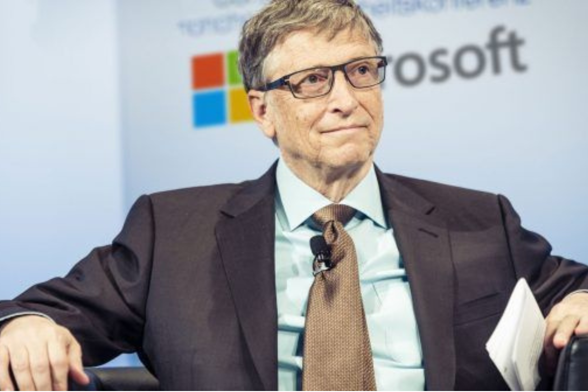 Bill Gates de terno falando em evento da Microsoft.