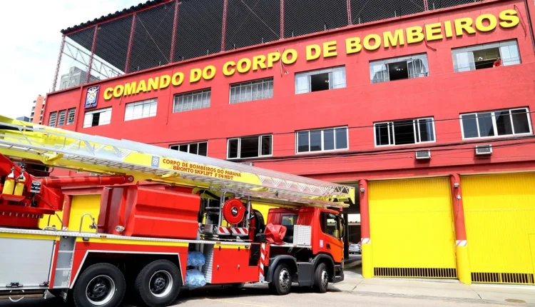 Imagem do Comando do Corpo de Bombeiros do Paraná, com um caminhão de bombeiros em frente ao prédio.