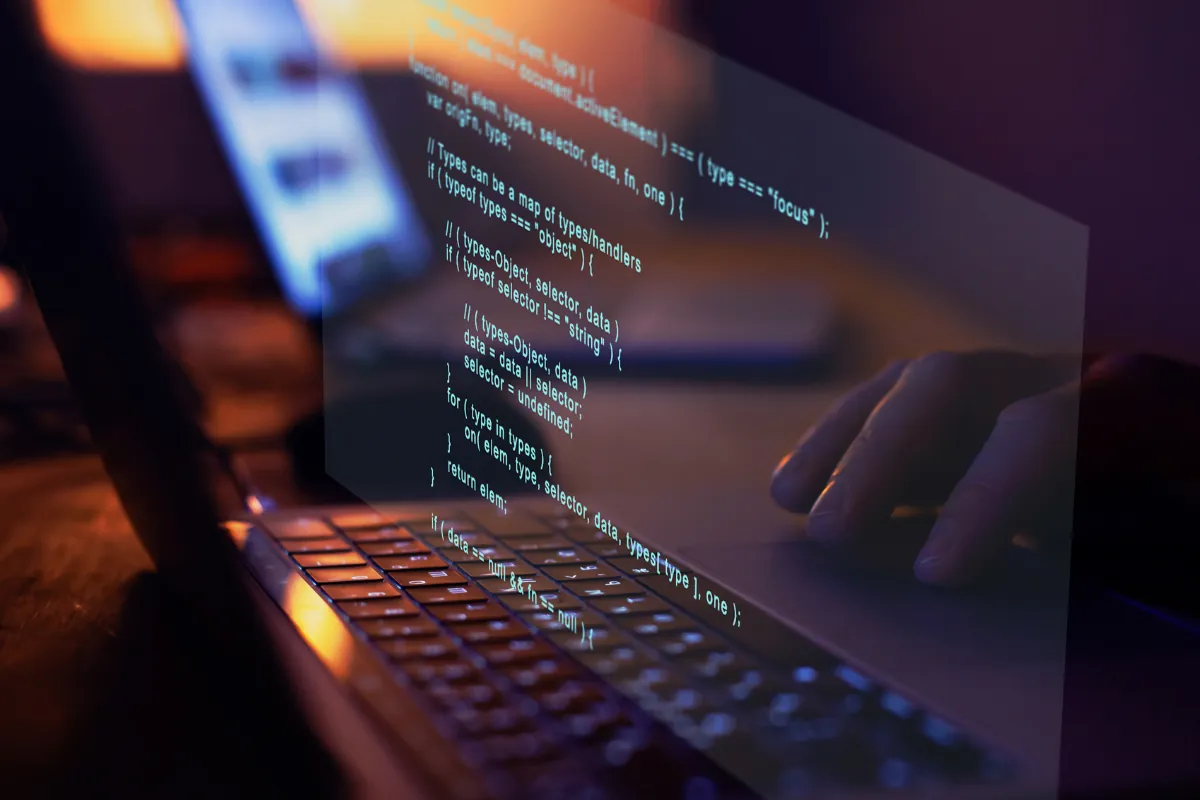 Código de programação exibido na tela de um notebook durante o desenvolvimento noturno.