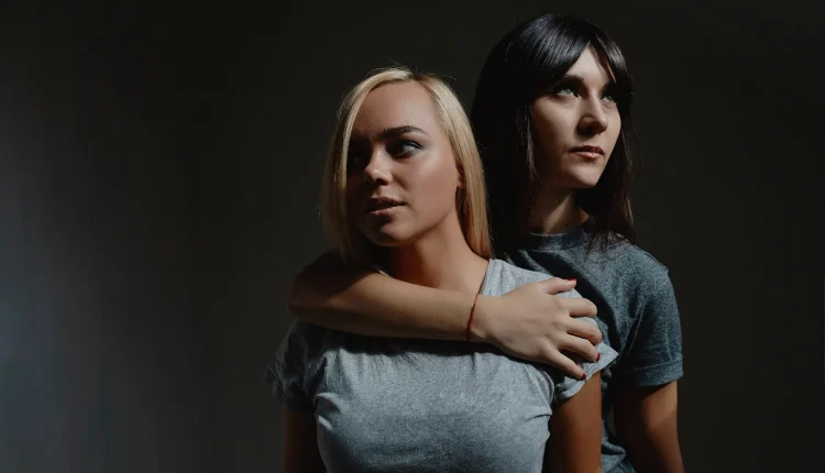 Imagem de duas amigas em um momento de proximidade, refletindo a dinâmica emocional em amizades narcisistas.