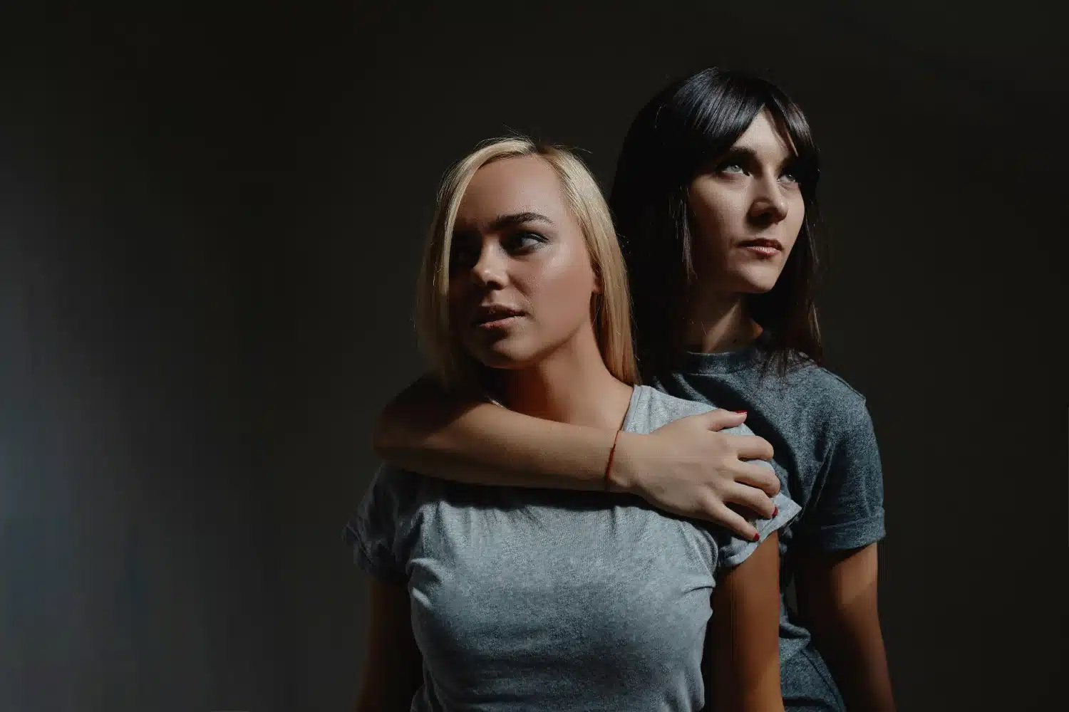 Imagem de duas amigas em um momento de proximidade, refletindo a dinâmica emocional em amizades narcisistas.