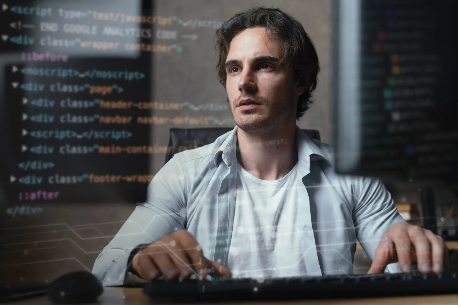 Engenheiro de cibersegurança trabalhando em um computador com código, focado em proteger informações digitais.