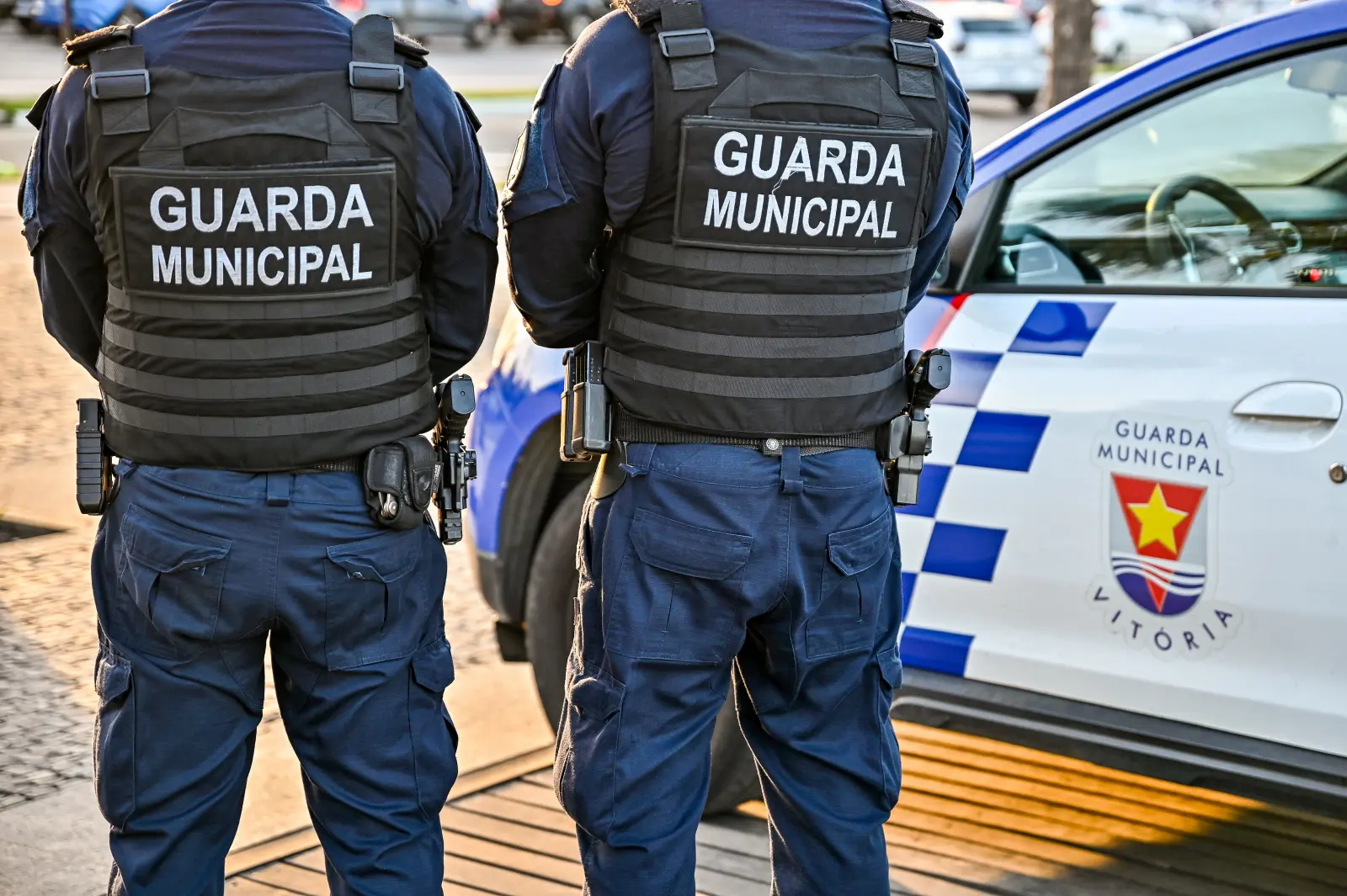 Guardas Municipais em ação em Vitória, com fardamento completo e veículo oficial.