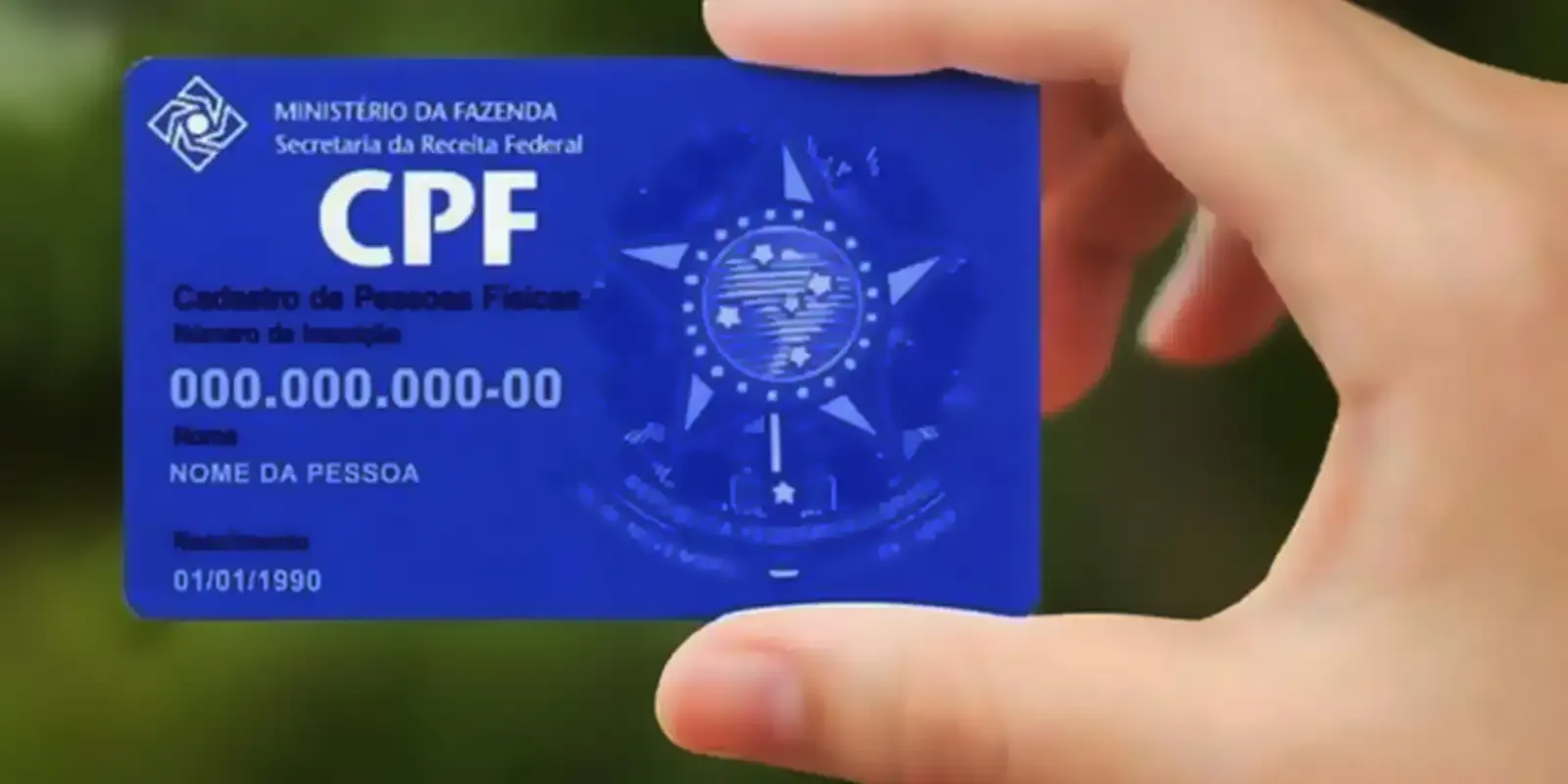 Cartão do CPF sendo segurado por uma mão, ilustrando a importância da regularização do CPF.
