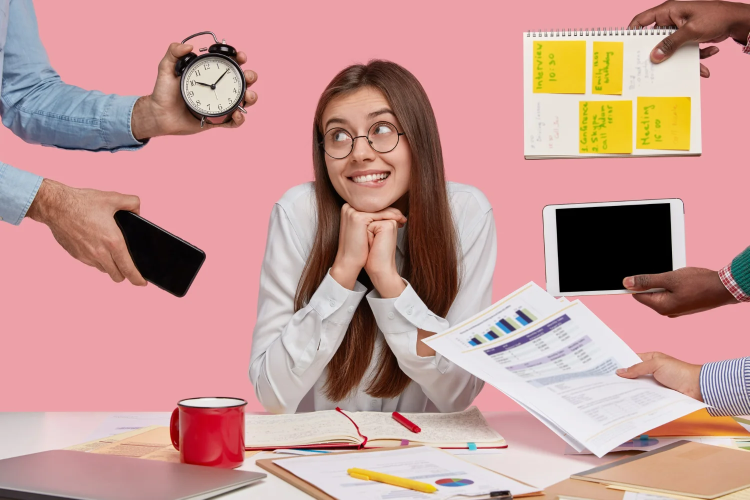 "Mulher sobrecarregada com tarefas e prazos enquanto tenta demonstrar proatividade em seu trabalho.