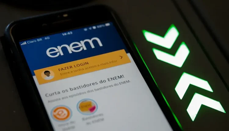Tela de login do Enem exibida em smartphone com destaque para botão de acesso.