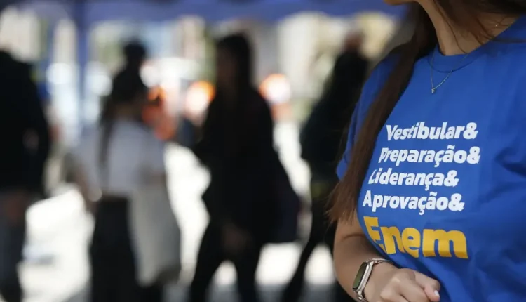 Candidata com camiseta do Enem, destacando a preparação e aprovação para vestibulares.