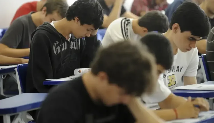 Estudantes concentrados durante prova do Enem 2025 em sala de aula.