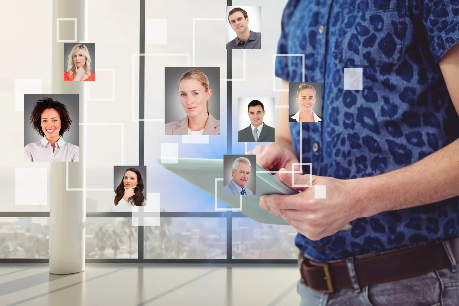 Gestor de comunidades digitais interage com uma tela, representando a conexão entre marcas e audiências online.