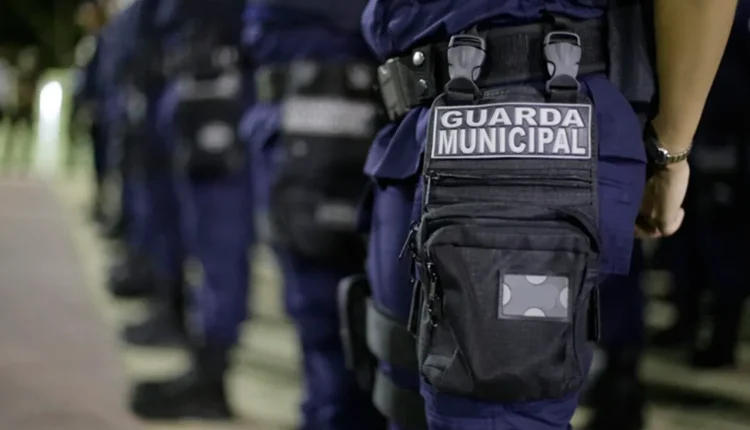 Guarda Municipal em ação, destacando o uniforme e os equipamentos utilizados para garantir a segurança pública.