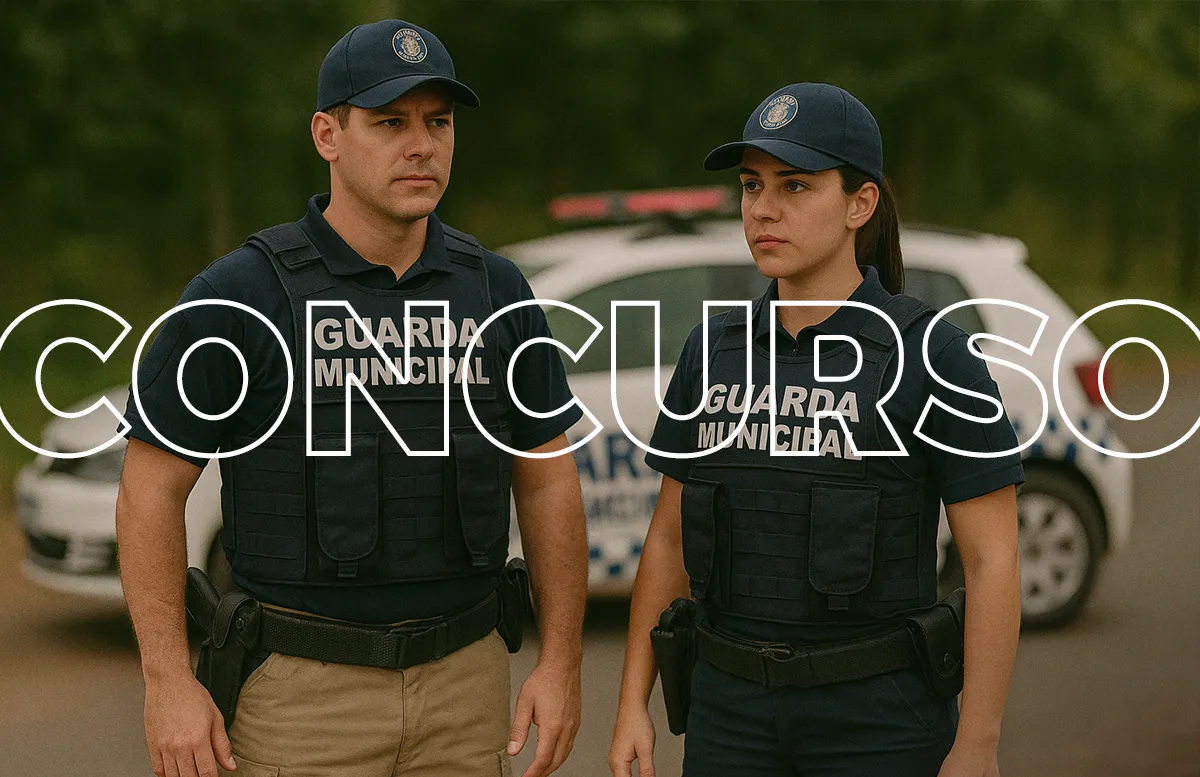 Dois membros da Guarda Municipal com uniforme, prontos para o concurso