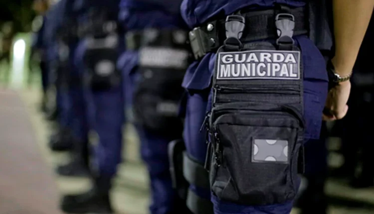 "Guarda Municipal em formação durante um evento oficial, evidenciando o uniforme e equipamentos.
