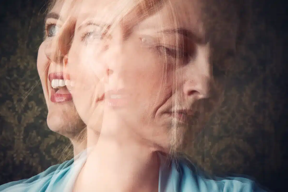 Imagem de uma pessoa com expressão mista, mostrando múltiplas faces em sobreposição, transmitindo um estado de confusão ou conflito interno.