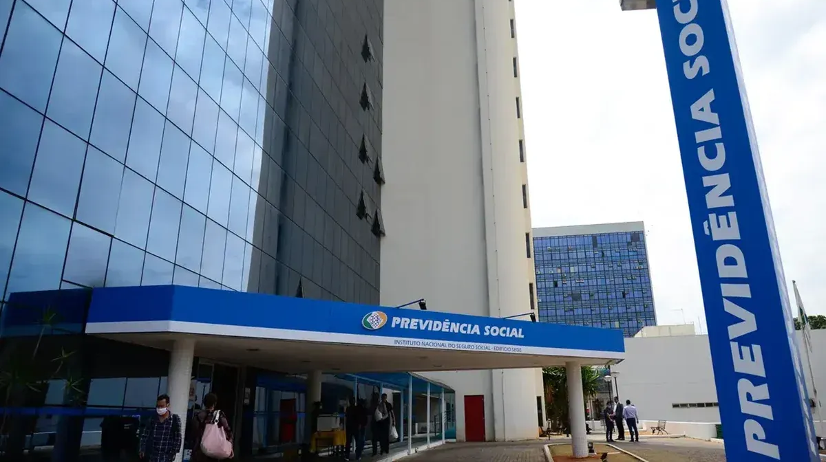 Fachada da sede do INSS com o letreiro Previdência Social