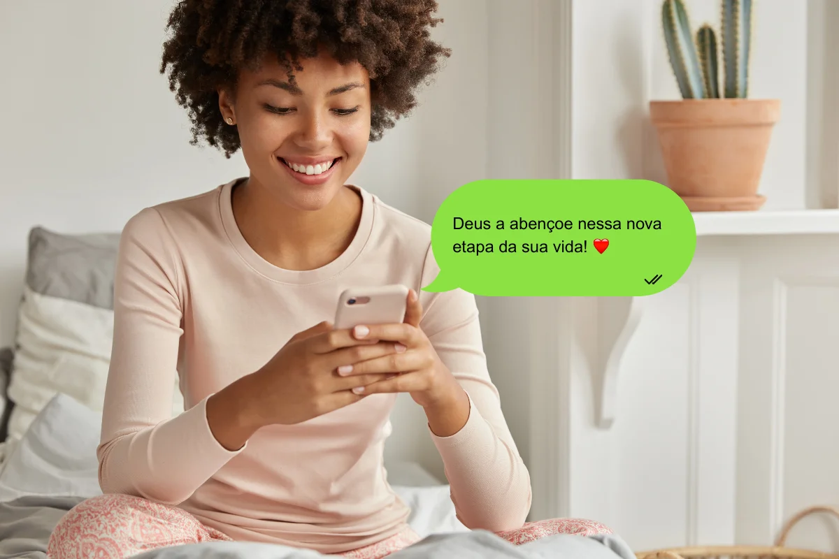 Mulher sorrindo enquanto usa o celular, com uma mensagem de texto no fundo dizendo 'Deus a abençoe nessa nova etapa da sua vida!