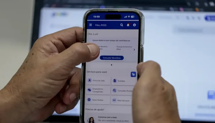 Tela de atendimento no Meu INSS, mostrando o uso do aplicativo no celular.