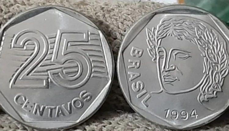Moeda de 25 centavos de 1994 com design do lado do valor e a efígie de mulher, parte da família do Plano Real.