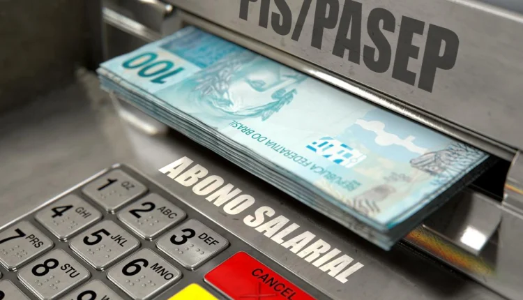 Notas de cem reais sendo sacadas de caixa eletrônico com destaque para PIS/PASEP e abono salarial.