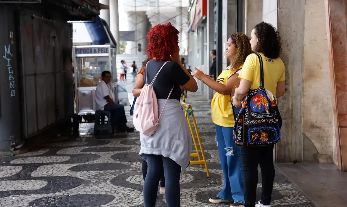 Estudantes recebem orientações sobre o Pé-de-Meia Licenciaturas em calçada movimentada
