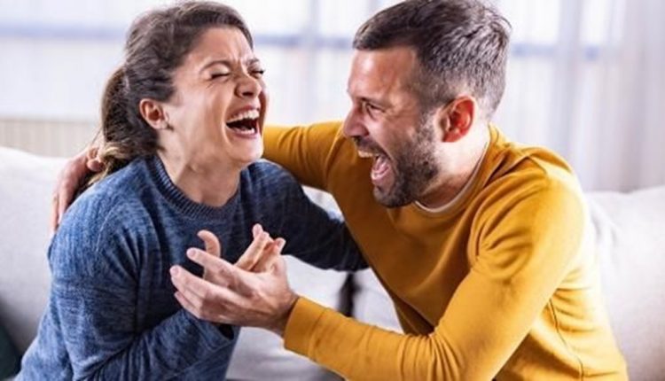 Casal sorrindo e se divertindo, representando o efeito do riso em uma relação.