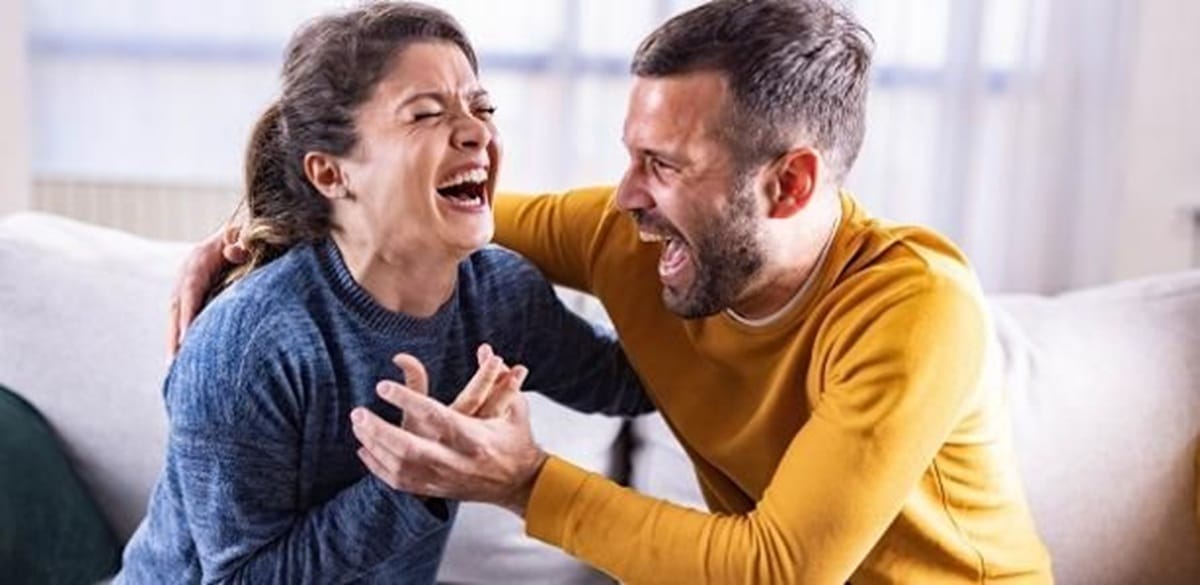 Casal sorrindo e se divertindo, representando o efeito do riso em uma relação.