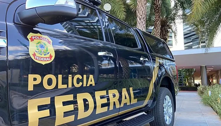 Veículo da Polícia Federal estacionado com detalhes visíveis da placa e logotipo.