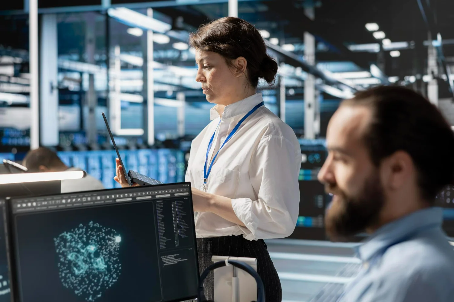 Profissionais de tecnologia em ambiente moderno, representando flexibilidade no trabalho com inteligência artificial.
