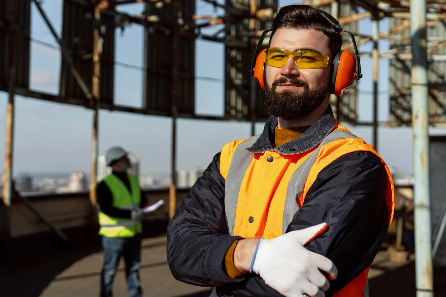 Profissional da mineração em ambiente de trabalho, usando equipamento de segurança e visualizando o cenário de extração de minerais.