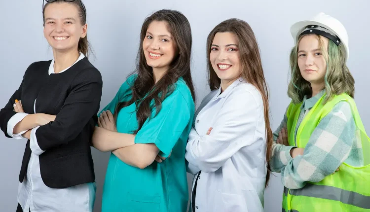 Mulheres de diferentes profissões sorrindo e com roupas de trabalho, representando a diversidade no mercado de trabalho.