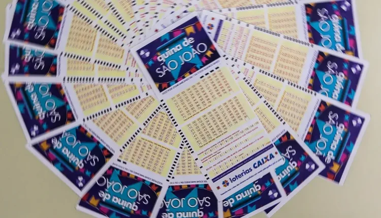 Bilhetes da Quina de São João espalhados, representando as apostas dos jogadores.