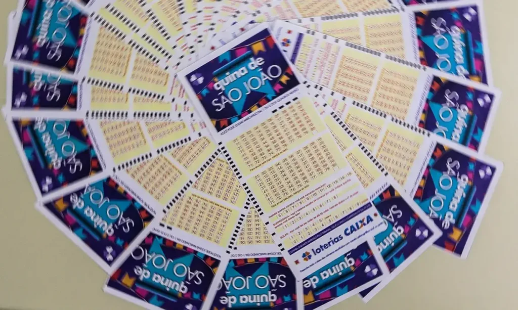 Volantes da Quina de São João prontos para apostas, ilustrando opções de como participar da loteria.