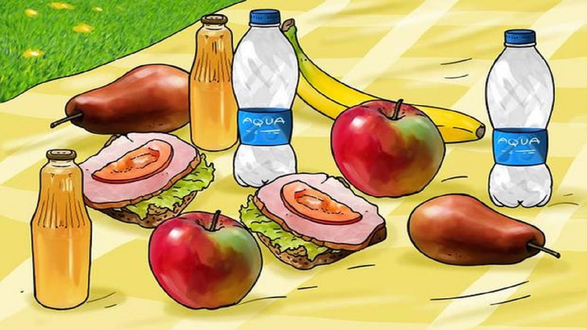 Teste visual com uma toalha amarela com sanduíches, frutas (maçã, pêra, banana) e garrafas de água e suco, como parte de um piquenique.