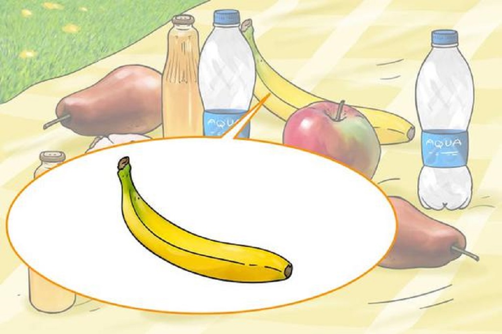 Teste visual com uma toalha amarela com sanduíches, frutas (maçã, pêra, banana) e garrafas de água e suco, como parte de um piquenique.