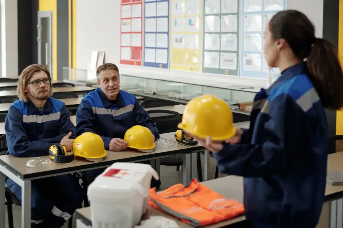 Instrutora apresenta equipamentos de segurança para trabalhadores
