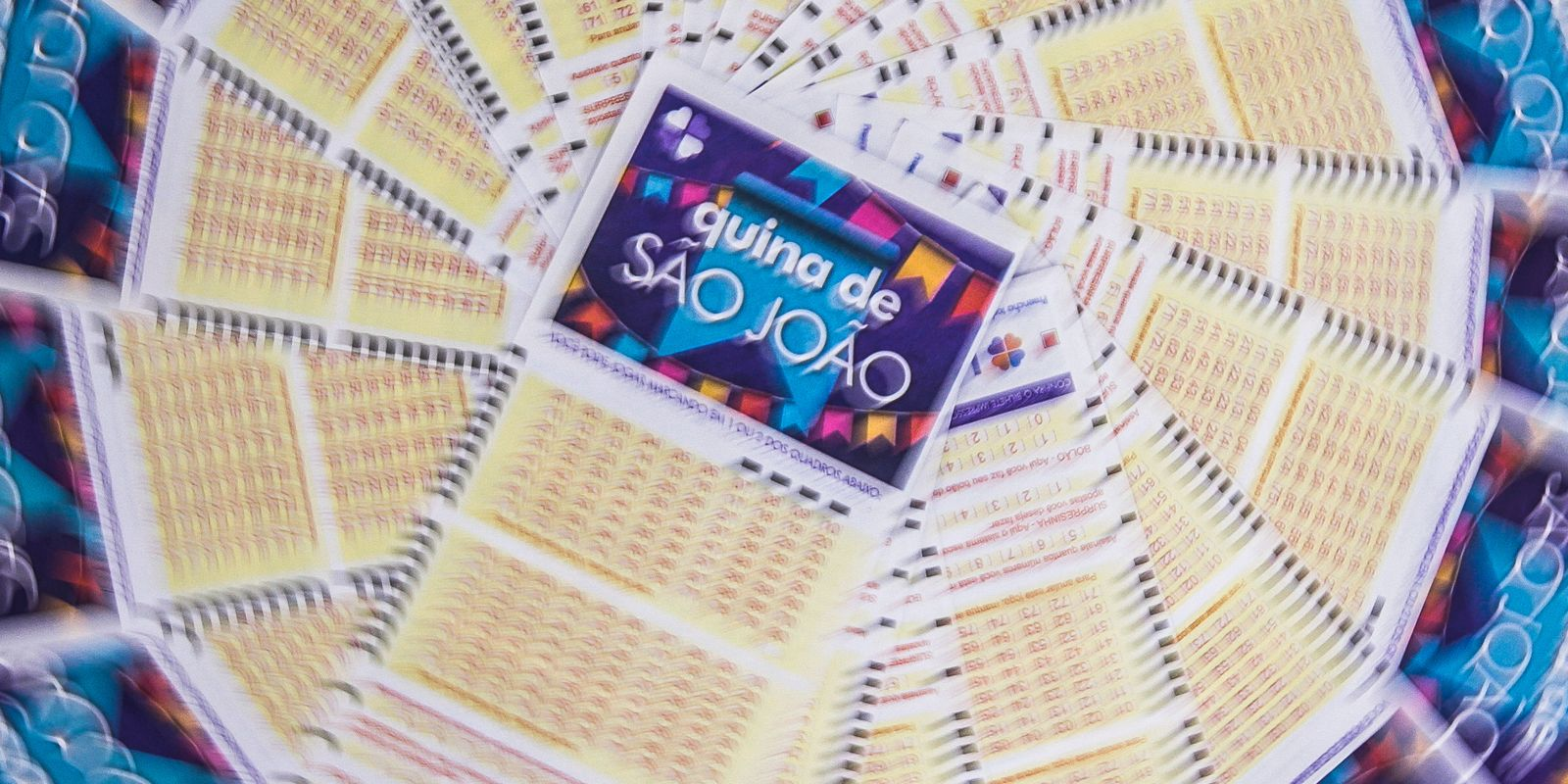 Volantes coloridos da Quina de São João organizados em forma de leque.