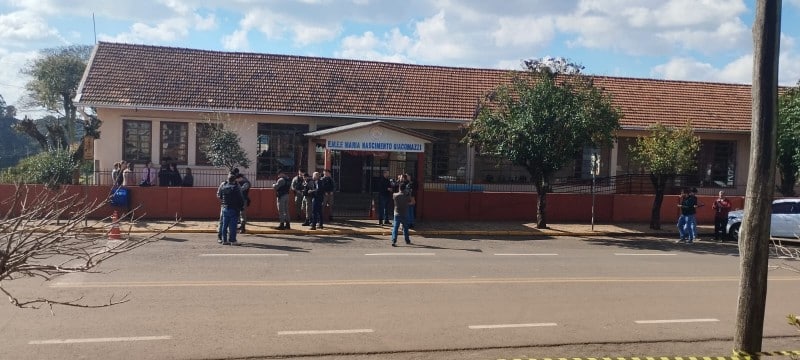 Fachada da Escola Municipal Maria Nascimento Giacomazzi, com policiais, após o ataque em Estação (RS).