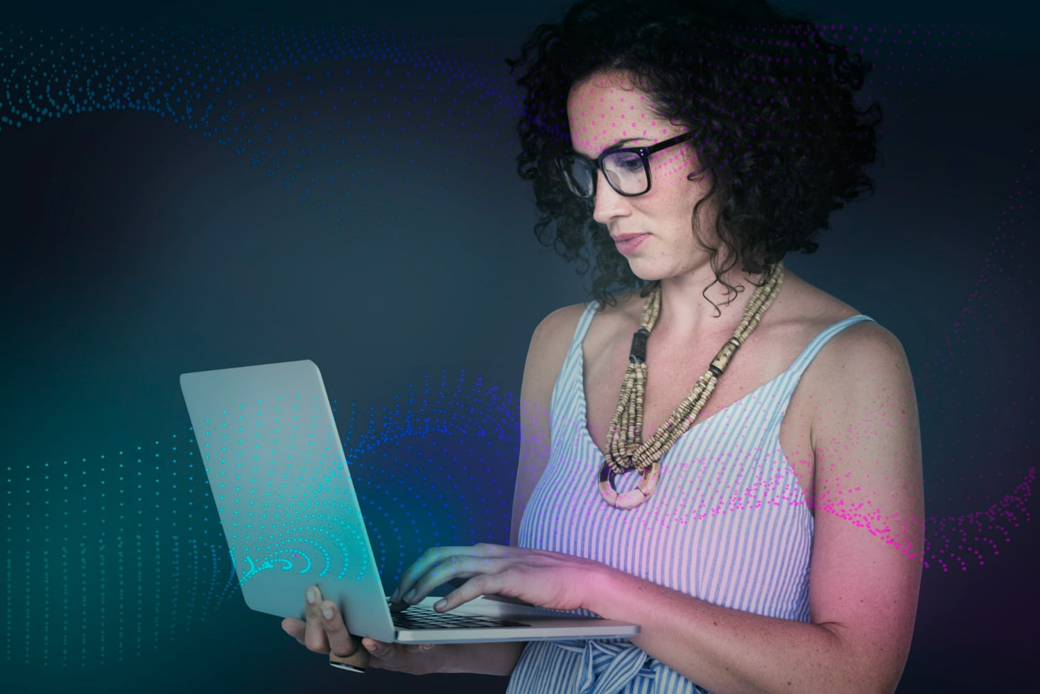 Mulher trabalhando no laptop, refletindo sobre o impacto da IA nos empregos femininos, especialmente na automação.