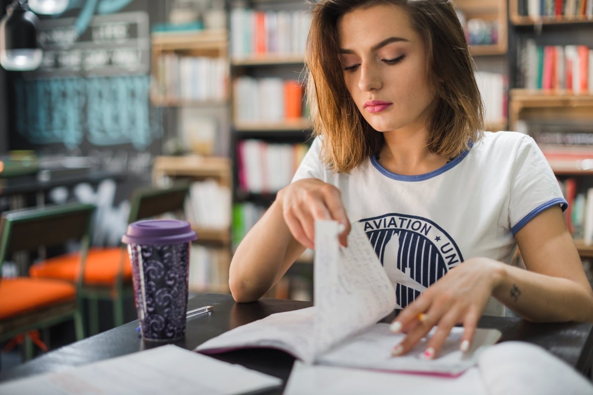 Pessoa estudando para o Enem com foco em gramática, utilizando um método eficiente.