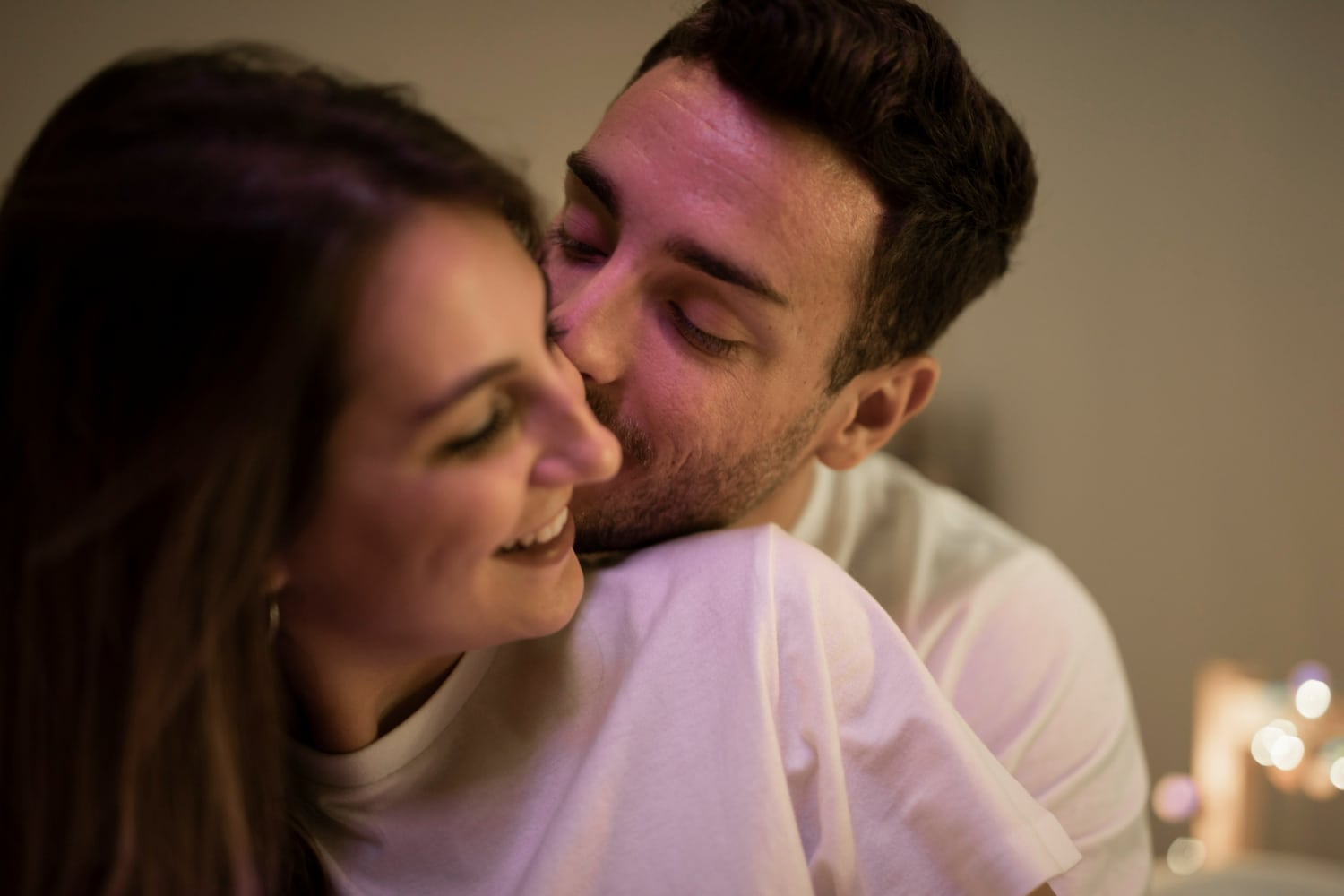 Casal sorrindo e se abraçando, simbolizando a conexão e a empatia gerada pela semelhança em relacionamentos.